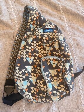 Kavu Sling Bag in Gray, Cream & Light Blue Geometric Print